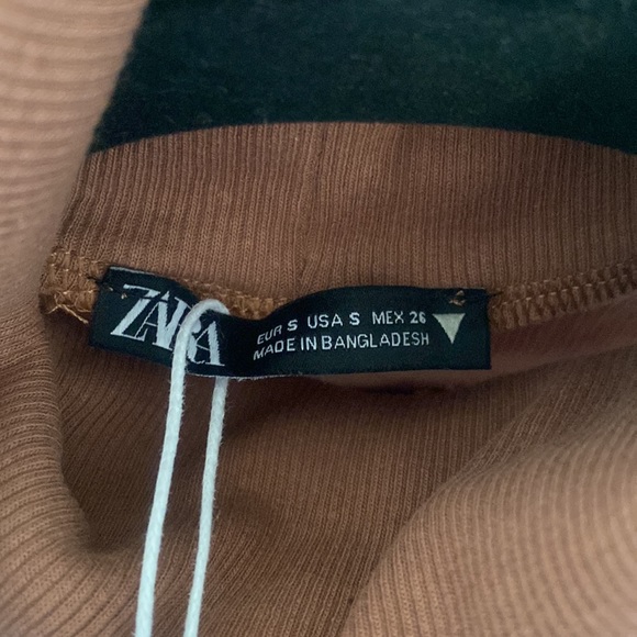 Sleeveless Cropped Turtleneck - Picture 3 of 4